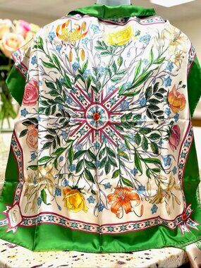 Beautiful Gucci V. ACCORNERO Floral Silk Satin Scarf  Green Beige Pink Flora (22